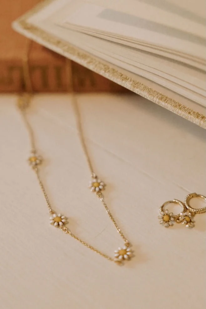 Carolina Daisy Necklace - Image 5