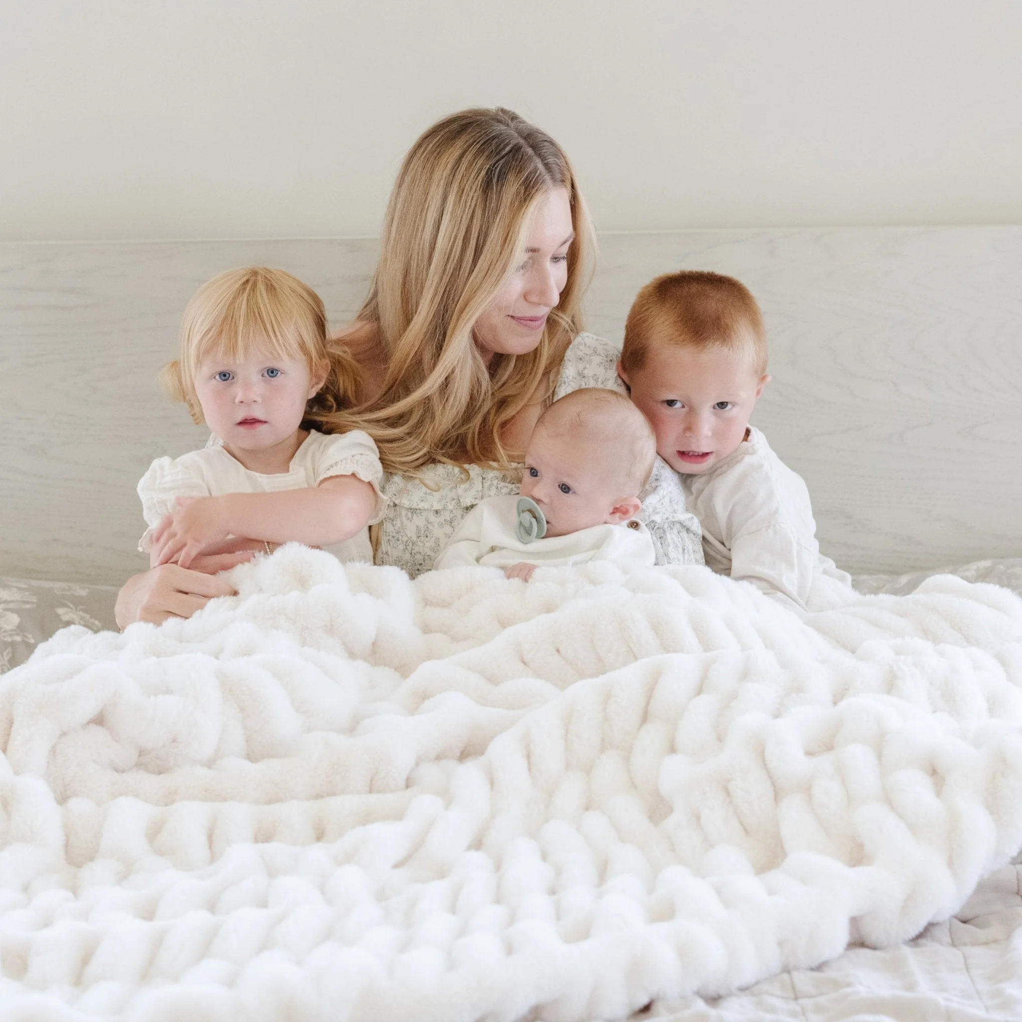 DOUBLE RUCHED FAUX FUR XL THROW BLANKETS - Image 2