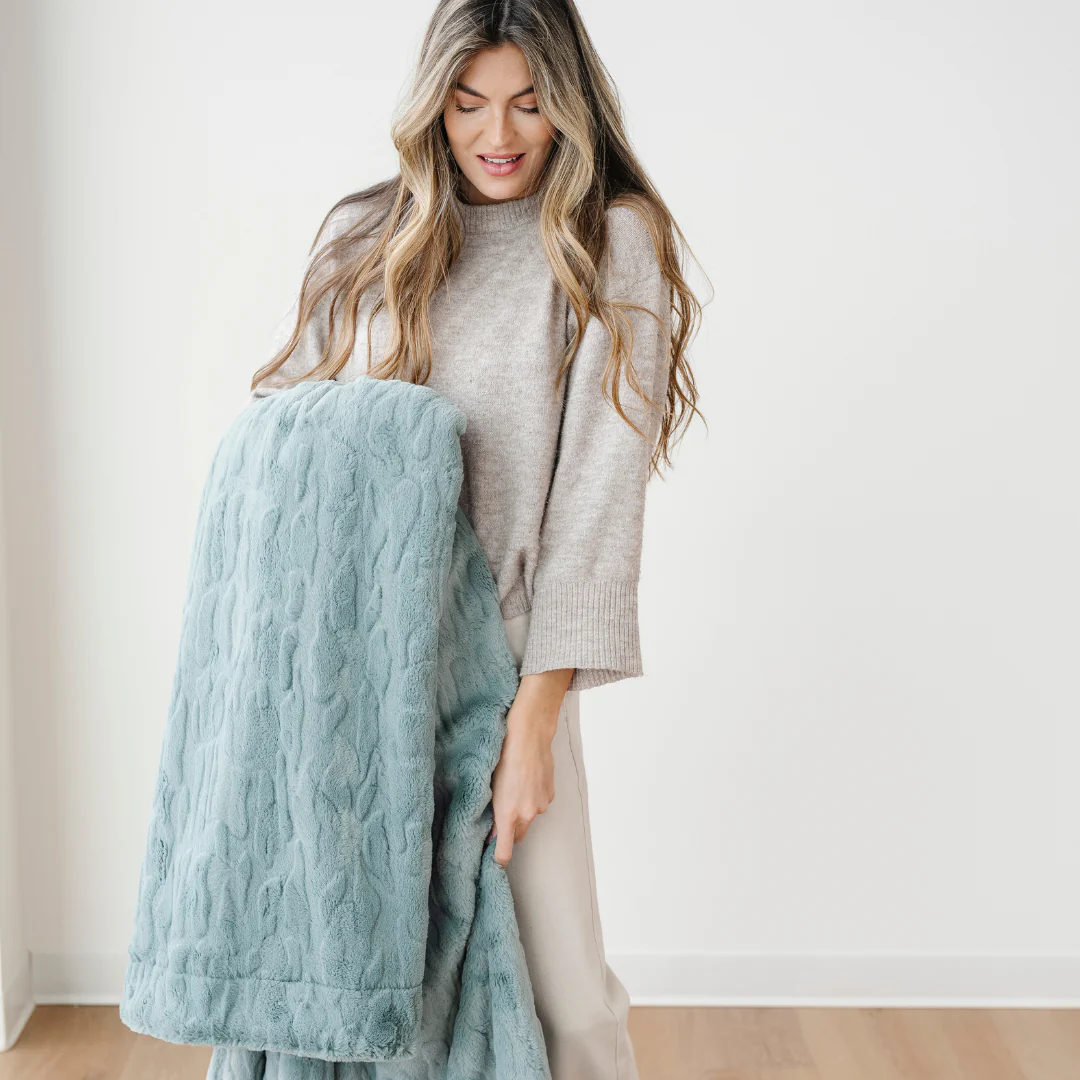 PATTERNED FAUX FUR THROW BLANKETS - Image 29