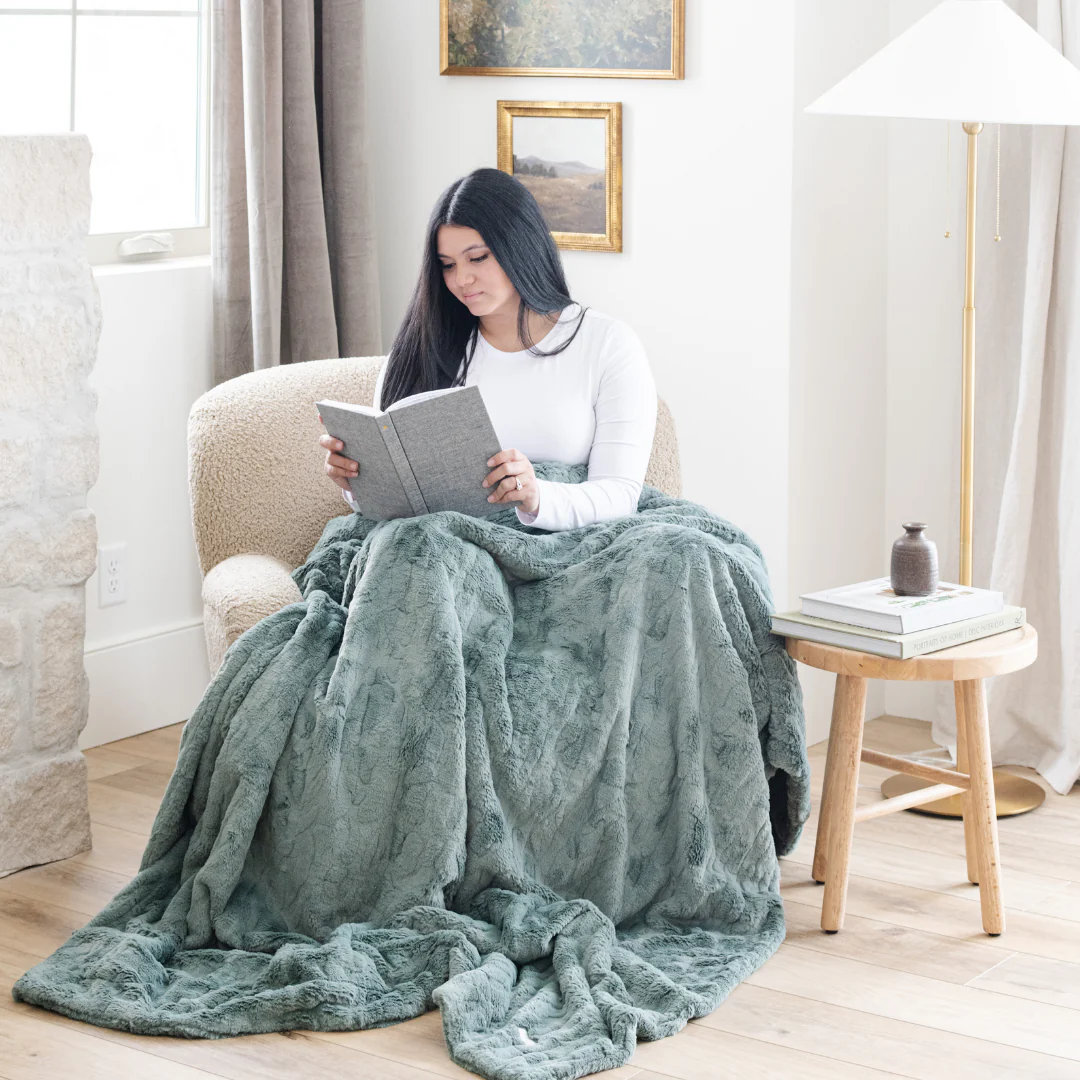 PATTERNED FAUX FUR THROW BLANKETS - Image 38