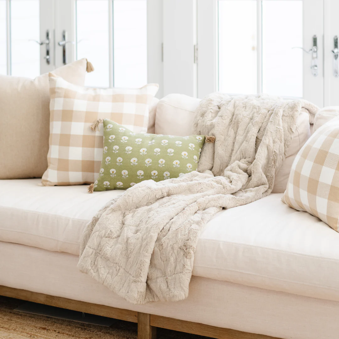 PATTERNED FAUX FUR THROW BLANKETS - Image 40